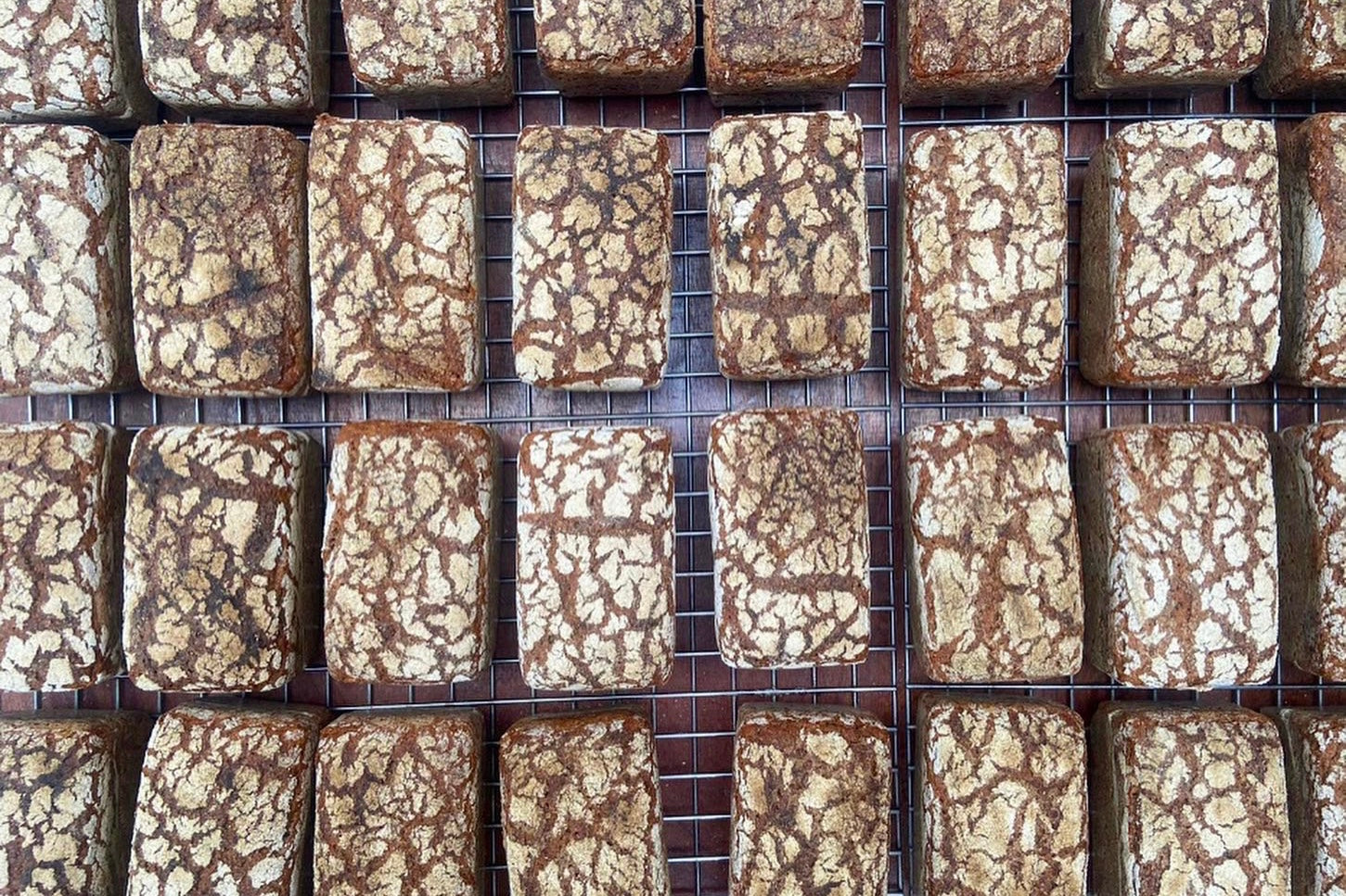 Wakelyns Rye Sourdough Tin Loaf - Hodmedod's British Pulses & Grains